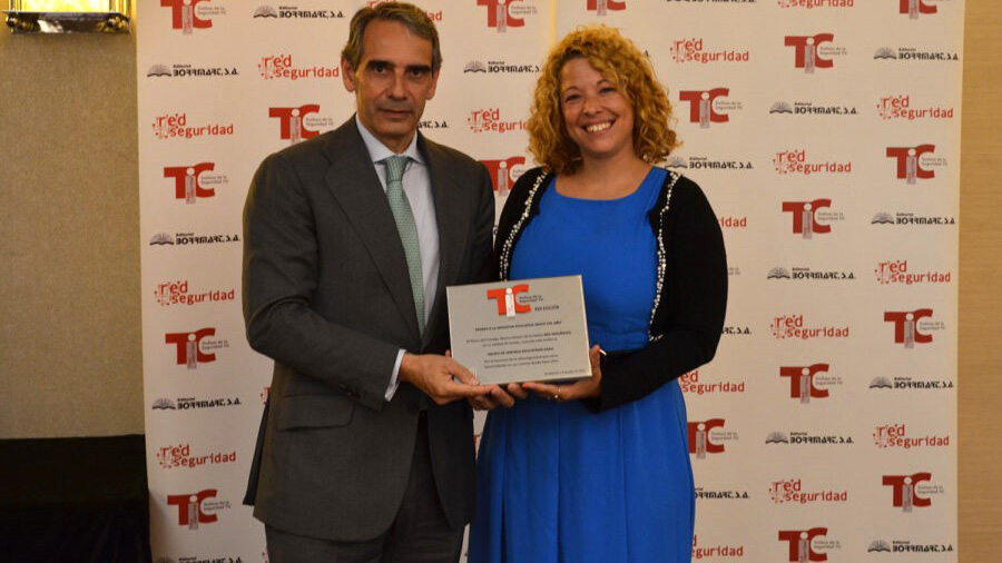 CASVI 荣获Red Seguridad 颁发的ICT安全教育中心奖杯